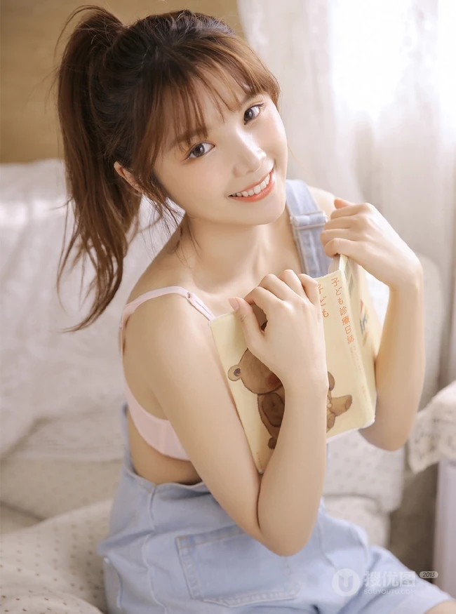 白皙线条少女，高扎马尾搭配肩带牛仔裤气质室内写真