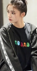 林允微博晒纯黑色休闲装美照，高扎丸子头清纯娇俏