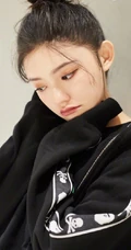 林允微博晒纯黑色休闲装美照，高扎丸子头清纯娇俏