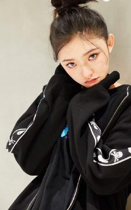 林允微博晒纯黑色休闲装美照，高扎丸子头清纯娇俏