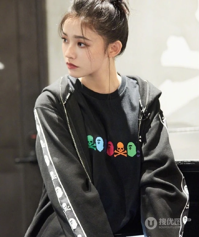林允微博晒纯黑色休闲装美照，高扎丸子头清纯娇俏