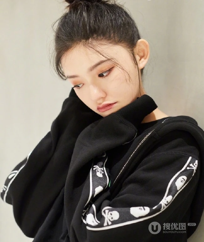 林允微博晒纯黑色休闲装美照，高扎丸子头清纯娇俏