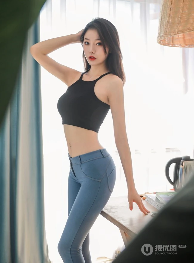 线条女生，平面模特儿YUNDUOER紧身牛仔裤室内写真图片