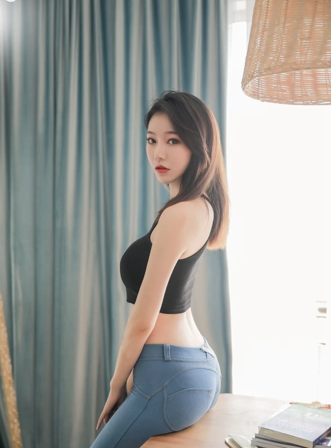 线条女生，平面模特儿YUNDUOER紧身牛仔裤室内写真图片