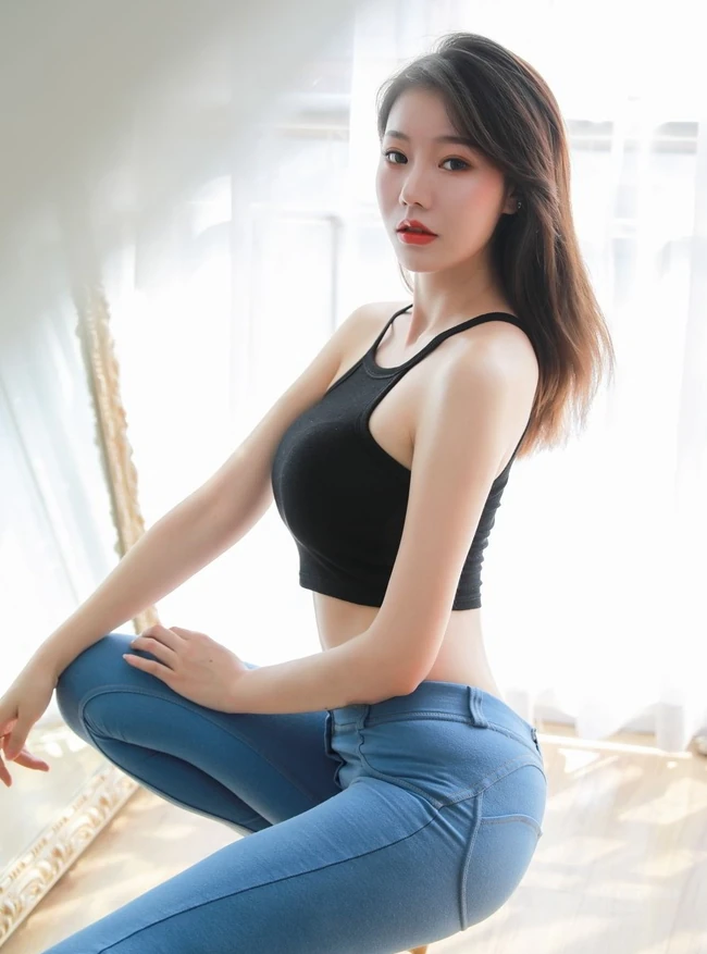 线条女生，平面模特儿YUNDUOER紧身牛仔裤室内写真图片