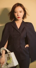王珞丹清爽干练黑色休闲西服套装写真图片