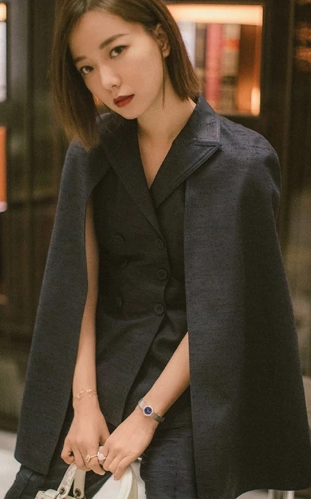 王珞丹清爽干练黑色休闲西服套装写真图片