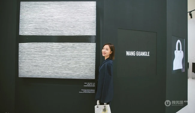 王珞丹清爽干练黑色休闲西服套装写真图片