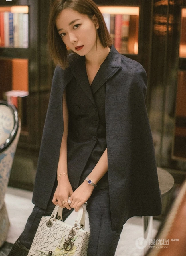 王珞丹清爽干练黑色休闲西服套装写真图片
