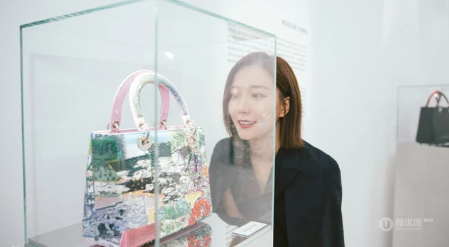 王珞丹清爽干练黑色休闲西服套装写真图片