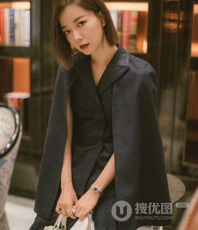 王珞丹清爽干练黑色休闲西服套装写真图片