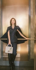 王珞丹清爽干练黑色休闲西服套装写真图片