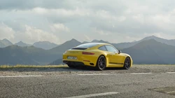 盘山公路上飞驰的全新款保时捷911跑车壁纸图片，型号Carrera T
