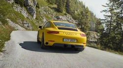 盘山公路上飞驰的全新款保时捷911跑车壁纸图片，型号Carrera T