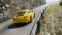 盘山公路上飞驰的全新款保时捷911跑车壁纸图片，型号Carrera T