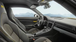 盘山公路上飞驰的全新款保时捷911跑车壁纸图片，型号Carrera T