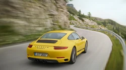 盘山公路上飞驰的全新款保时捷911跑车壁纸图片，型号Carrera T