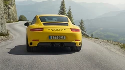 盘山公路上飞驰的全新款保时捷911跑车壁纸图片，型号Carrera T