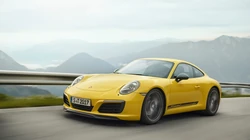 盘山公路上飞驰的全新款保时捷911跑车壁纸图片，型号Carrera T