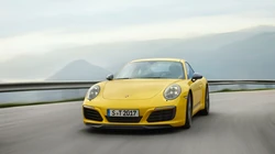 盘山公路上飞驰的全新款保时捷911跑车壁纸图片，型号Carrera T