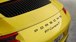 盘山公路上飞驰的全新款保时捷911跑车壁纸图片，型号Carrera T