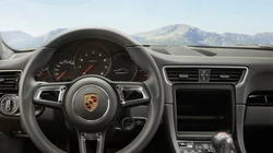 盘山公路上飞驰的全新款保时捷911跑车壁纸图片，型号Carrera T