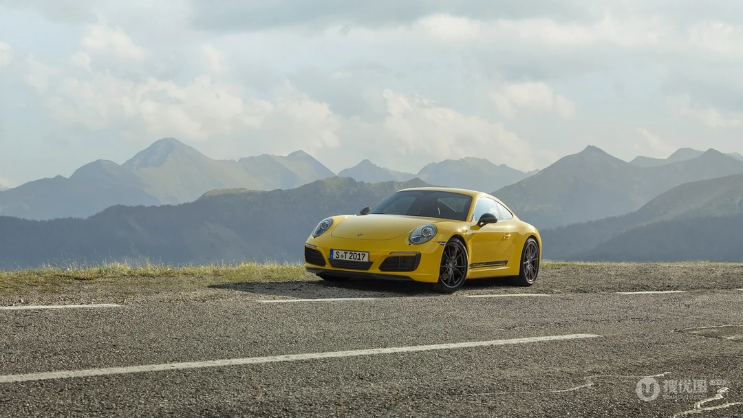 盘山公路上飞驰的全新款保时捷911跑车壁纸图片，型号Carrera T