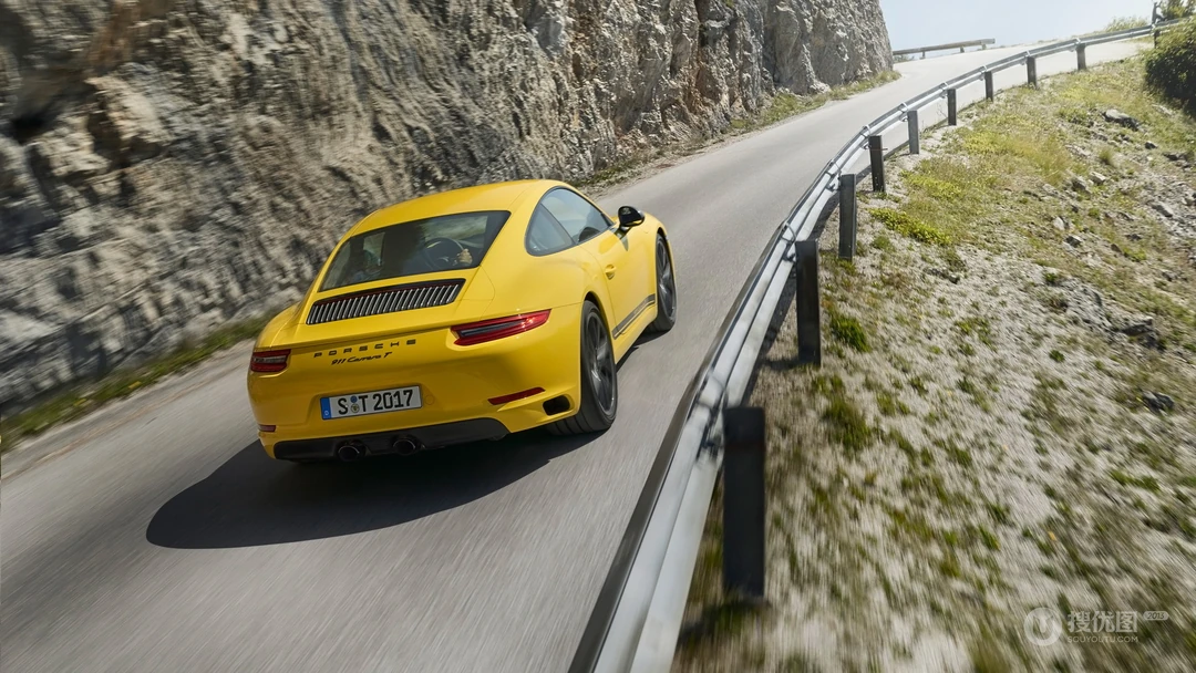 盘山公路上飞驰的全新款保时捷911跑车壁纸图片，型号Carrera T