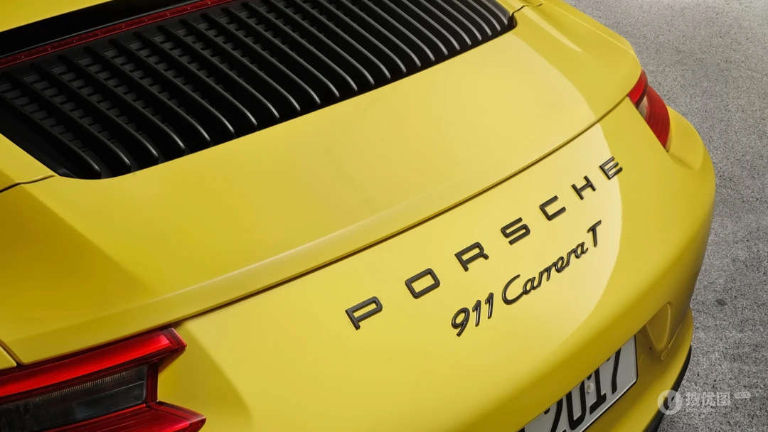 盘山公路上飞驰的全新款保时捷911跑车壁纸图片，型号Carrera T