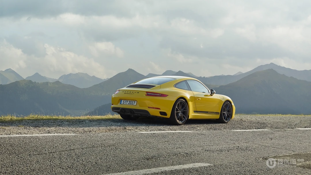 盘山公路上飞驰的全新款保时捷911跑车壁纸图片，型号Carrera T