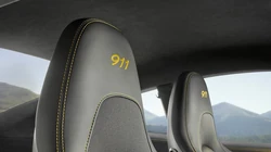 盘山公路上飞驰的全新款保时捷911跑车壁纸图片，型号Carrera T