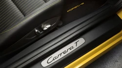 盘山公路上飞驰的全新款保时捷911跑车壁纸图片，型号Carrera T