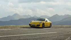 盘山公路上飞驰的全新款保时捷911跑车壁纸图片，型号Carrera T