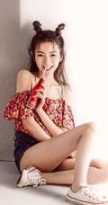 陈卓璇双丸子头造型酷似哪吒，搭配肩带花裙短裤线条感动人