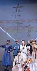 佟丽娅好看的新疆风情打扮现身舞台照图片