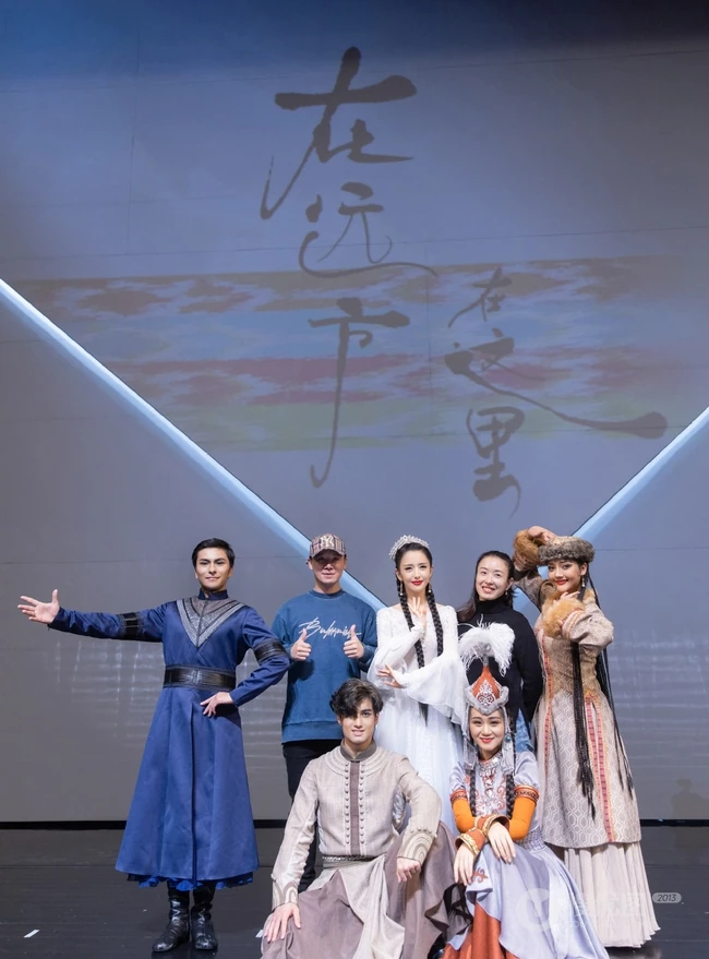 佟丽娅好看的新疆风情打扮现身舞台照图片