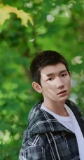 王源清爽小平头造型享受绿色户外写真图片