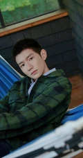 王源清爽小平头造型享受绿色户外写真图片
