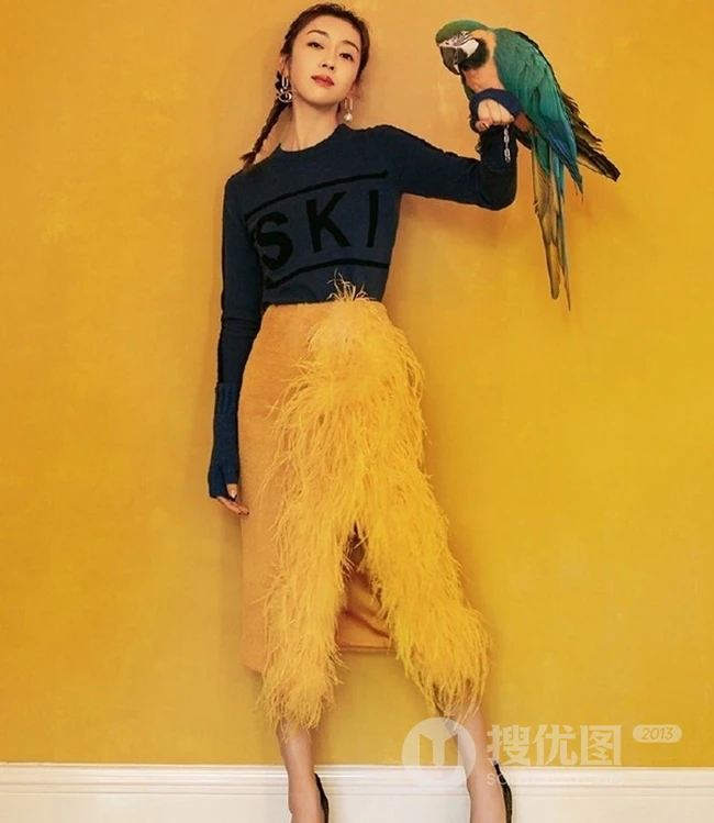 宣璐与鹦鹉唯美复古色《偶像志》杂志写真图片