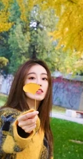 祝绪丹休闲毛衣装扮现身林荫街头美拍图片