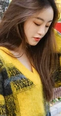 祝绪丹休闲毛衣装扮现身林荫街头美拍图片