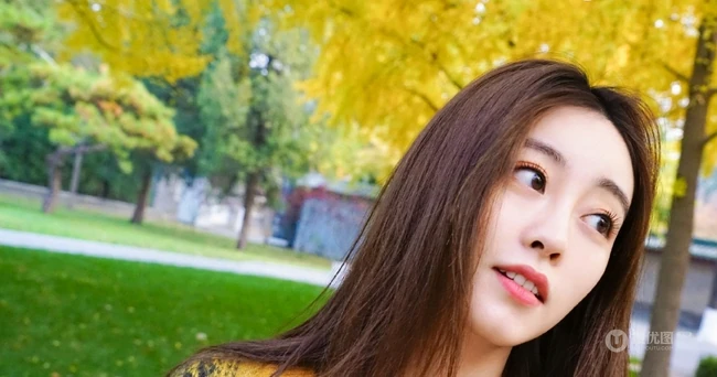 祝绪丹休闲毛衣装扮现身林荫街头美拍图片
