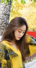 祝绪丹休闲毛衣装扮现身林荫街头美拍图片