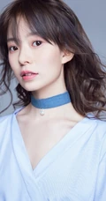 陈卓璇微卷发型搭配白色连衣裙甜美写真图片