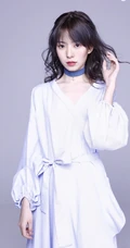 陈卓璇微卷发型搭配白色连衣裙甜美写真图片