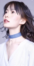 陈卓璇微卷发型搭配白色连衣裙甜美写真图片