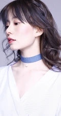 陈卓璇微卷发型搭配白色连衣裙甜美写真图片