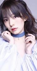 陈卓璇微卷发型搭配白色连衣裙甜美写真图片