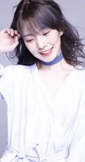 陈卓璇微卷发型搭配白色连衣裙甜美写真图片