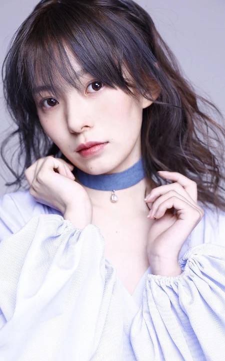 陈卓璇微卷发型搭配白色连衣裙甜美写真图片